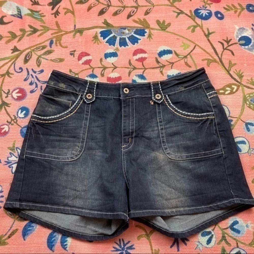 Kiss Therapy Stretch Dark Wash Denim Shorts‎